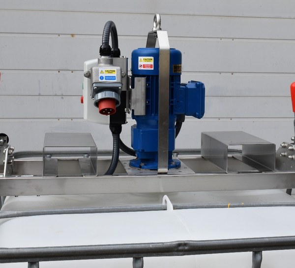 US Mixers mixer bridge clamped across the frame of a white IBC tote